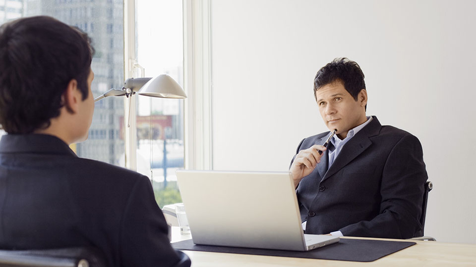 A primeira impressão que fazem de você é baseada nestes 2 pré-julgamentos