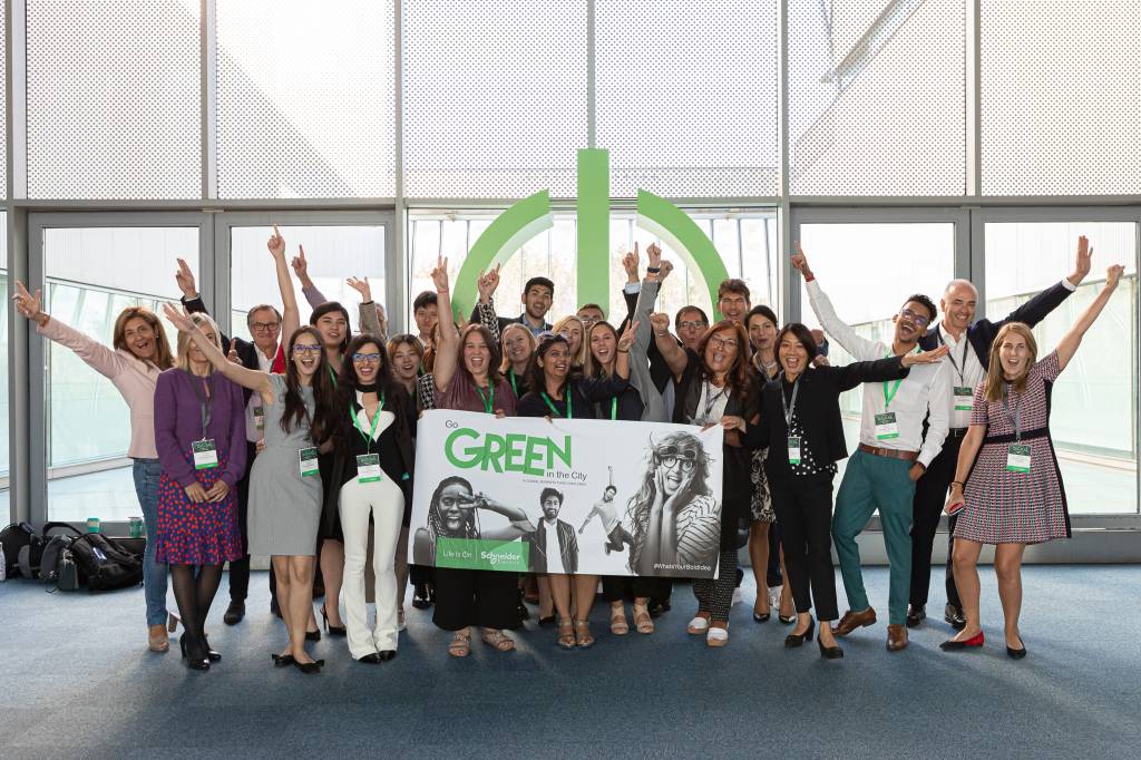 Schneider convoca estudantes para concurso que tem chance de emprego