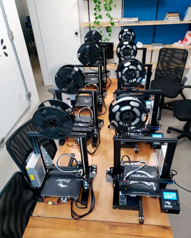Impressoras 3D na fabricação de máscaras-escudo pela startup Hotmart Impressoras 3D na fabricação de máscaras-escudo pela startup Hotmart