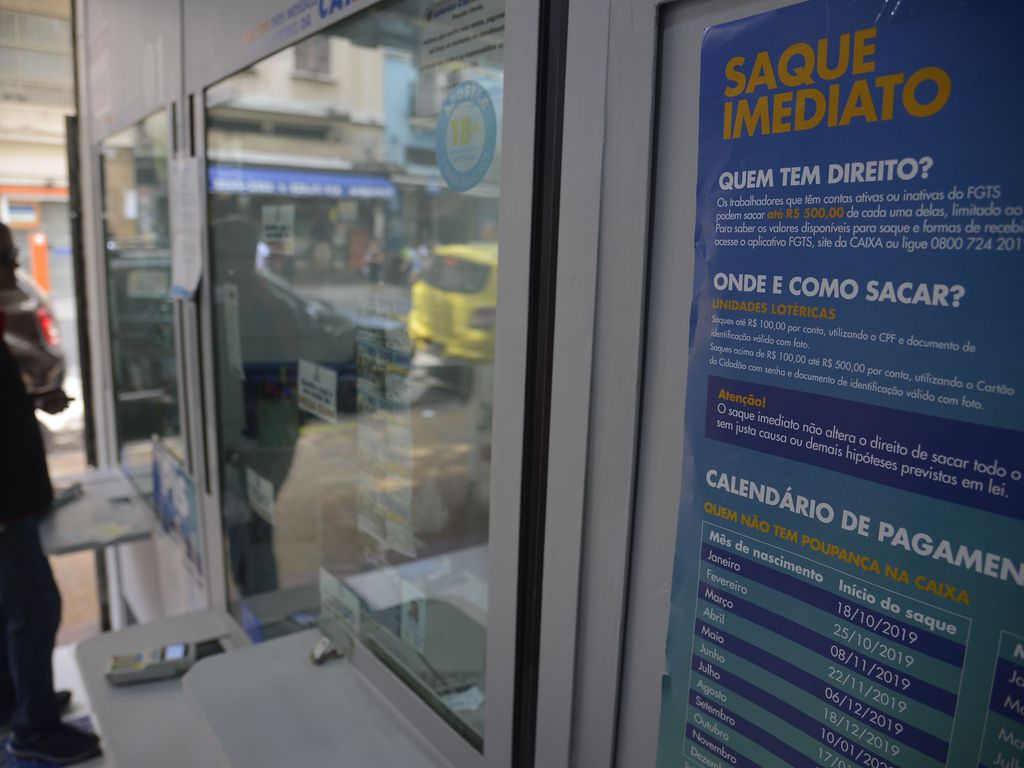 Maioria vai pagar dívidas com saque emergencial do FGTS, indica Serasa