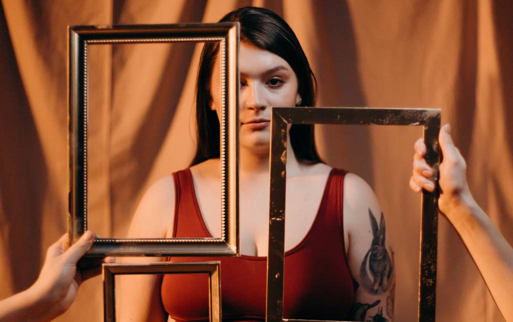 Mulheres se sentem pressionadas a estarem “belas” no trabalho