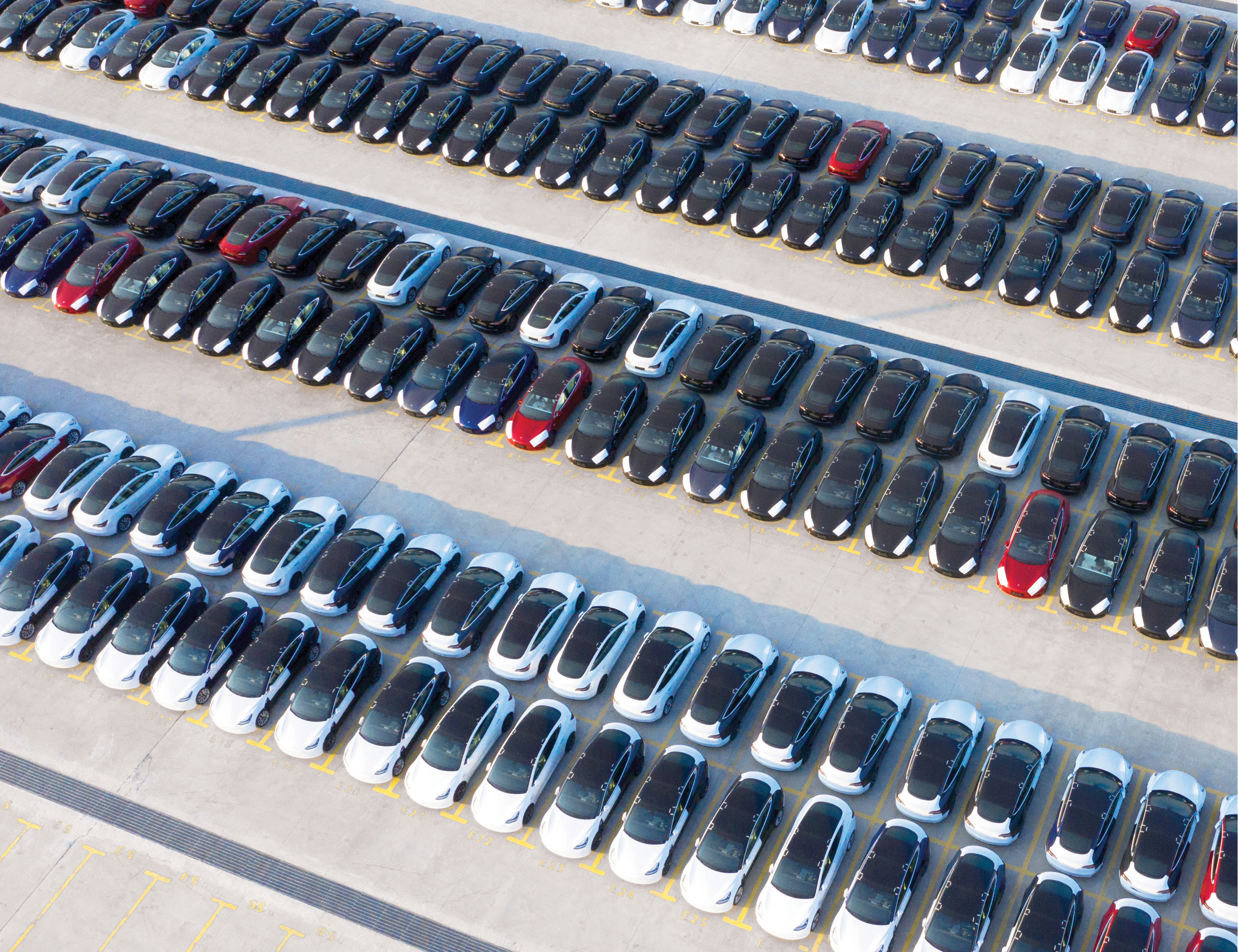sa272_FUNDAMENTOS_1 Pátio da fábrica da Tesla em Xangai, inaugurada em 2019. Junto com a de Berlim, prometida para este ano, elas são o primeiro passo para transformar a empresa numa montadora global.
