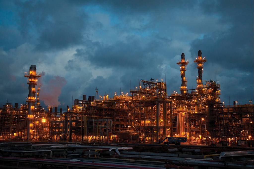 Petrobras: entre gasolina a R$ 7 e ameaças do governo, vale investir na estatal?