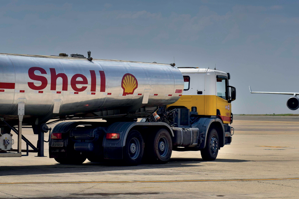 Caminhão de abastecimento com a marca Shell.