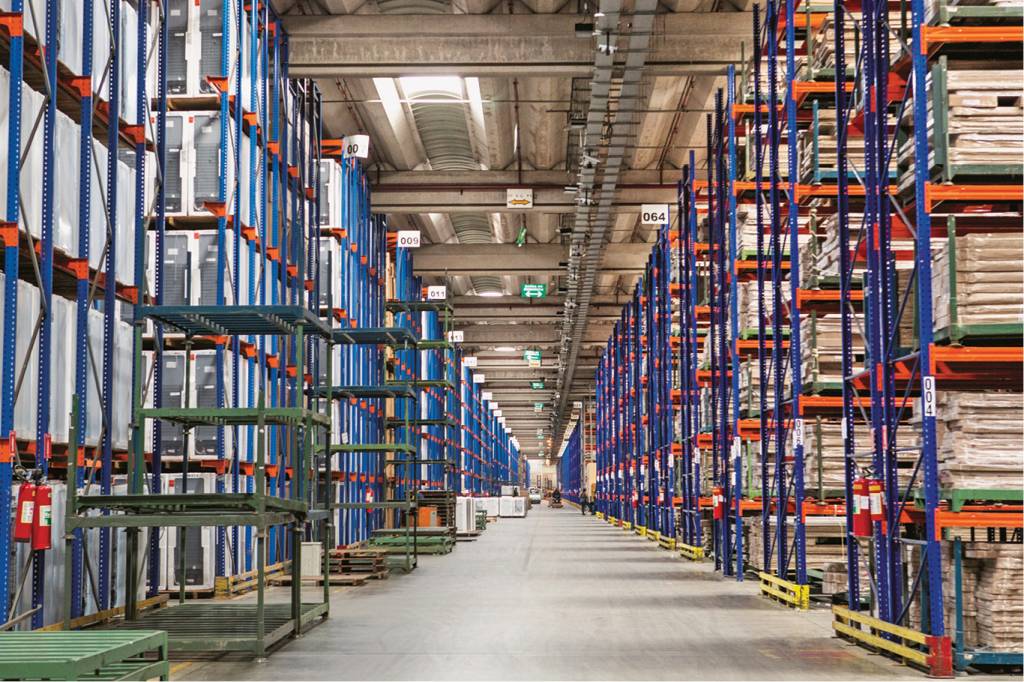 Via cai quase 90% desde o pico; descubra se vale comprar as ações em “liquidação”