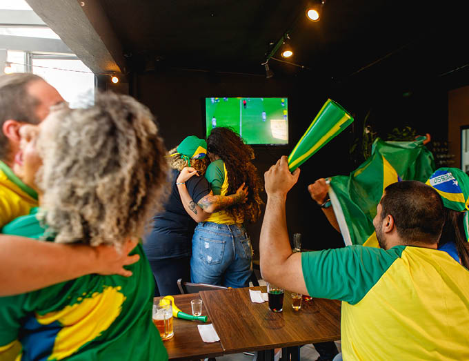 Sai home broker, entra cerveja: negócios na bolsa caem 20% em dia de jogo do Brasil