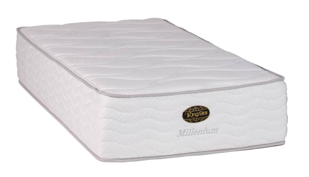 <strong>Millenium King:</strong> vem com molas de aço Superlastic, as mais resistentes do mercado, para suportar até 150 quilos em cada lado. Além disso, tem uma camada extra de conforto, o Pillow Top, robusto e revestido com espuma de alta durabilidade (D40). <strong>Millenium King:</strong> vem com molas de aço Superlastic, as mais resistentes do mercado, para suportar até 150 quilos em cada lado. Além disso, tem uma camada extra de conforto, o Pillow Top, robusto e revestido com espuma de alta durabilidade (D40).