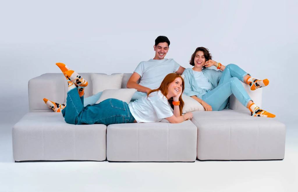 sofa pessoas deitadas e um sofá