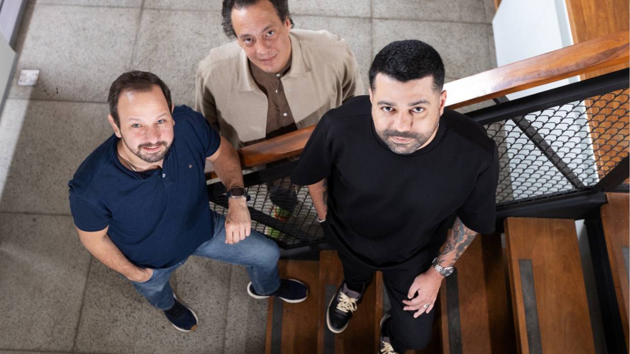 Três homens olhando para cima.