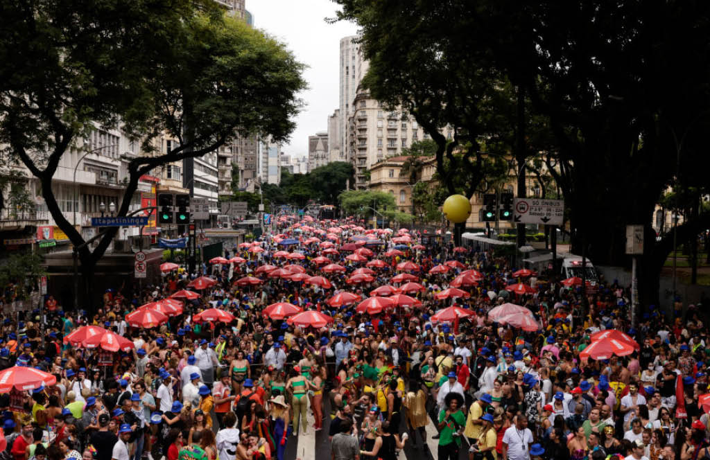 oliões comparecem ao bloco de rua anual conhecido como "Explode Coração" no terceiro dia de Carnaval em 19 de fevereiro de 2023 em São Paulo, Brasil