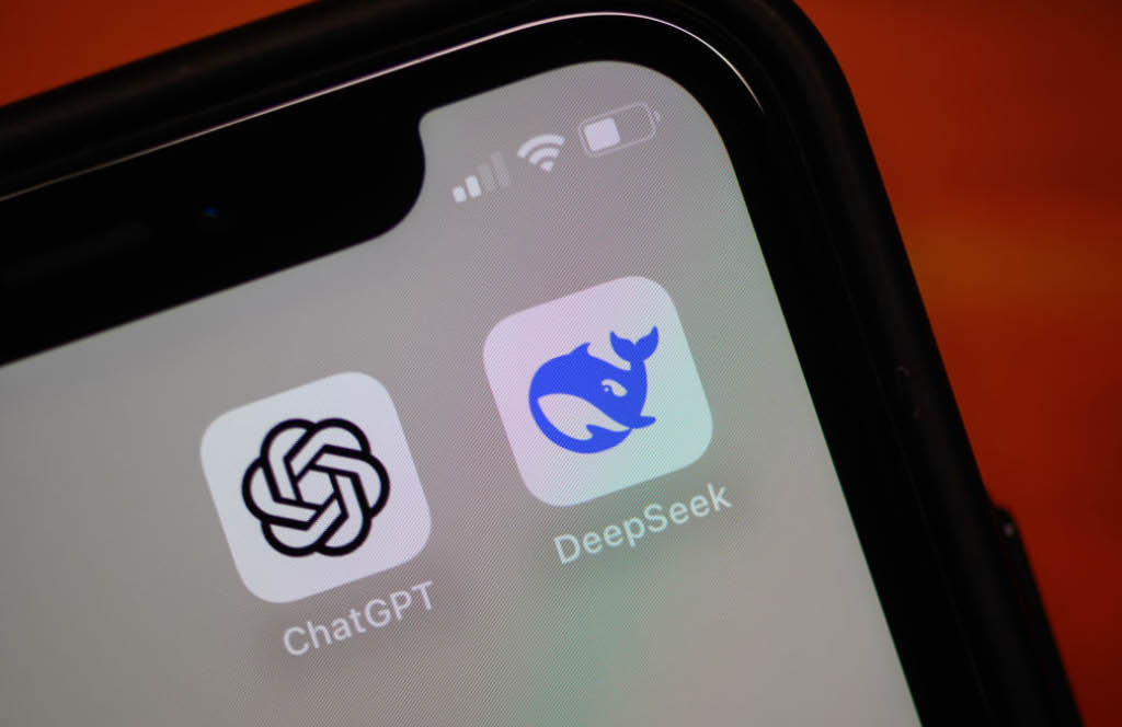 Foto aproximada da tela de celular com os ícones dos aplicativos Chat GPT e DeepSeek.