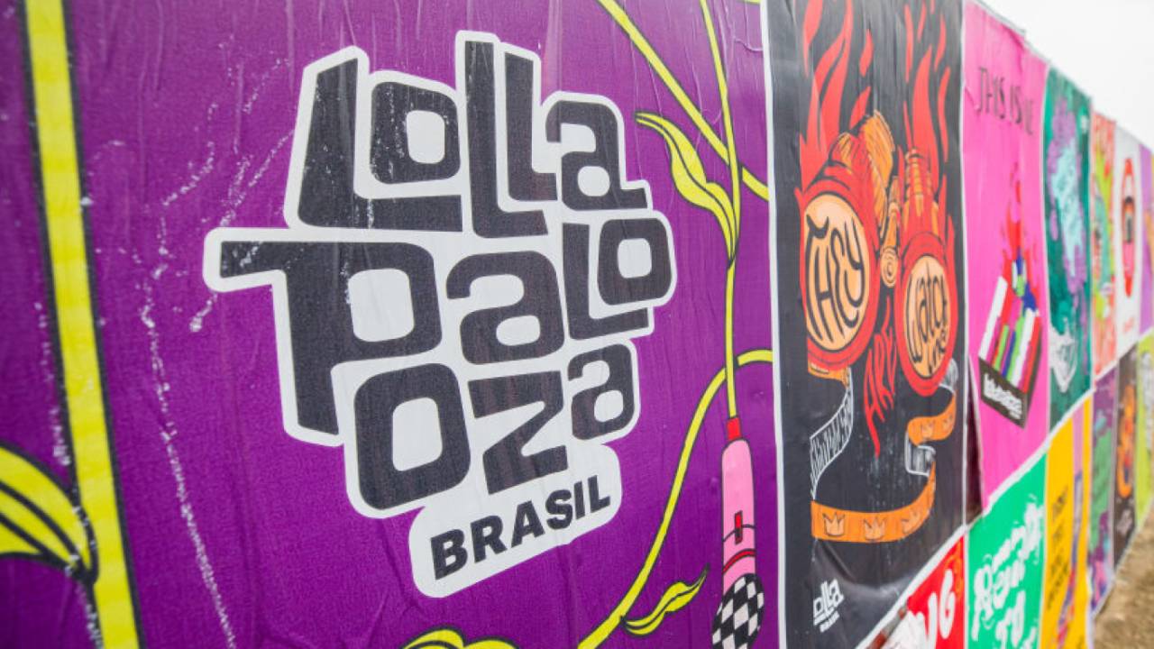 Posters do Lollapalooza Brasil no Autódromo de Interlagos em 22 de março de 2024 em São Paulo, Brasil.