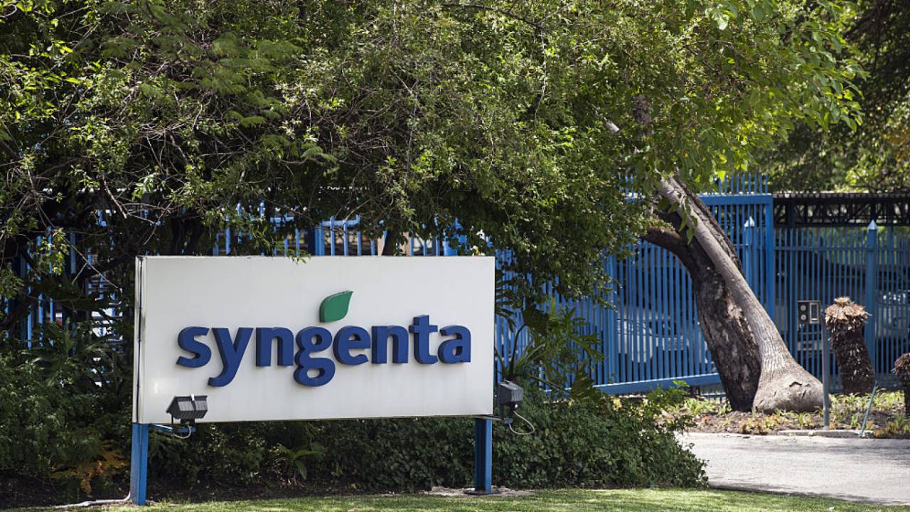 Placa em exposição na entrada da fábrica da Syngenta AG em Brits, África do Sul.