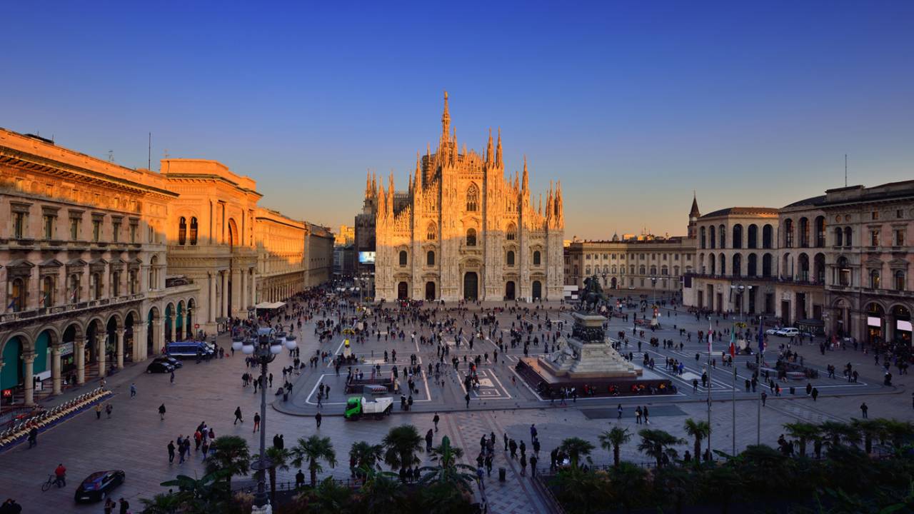 Piazza del Duomo ao pôr do sol, Itália.